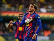 FOTODELDÍA - VILLARREAL (CASTELLÓN), 21/12/2025.- El delantero del Barça Lamine Yamal celebra tras anotar el segundo gol de su equipo este domingo, durante el partido de la jornada 17 de LaLiga EA Sports, que disputan Villarreal CF y el FC Barcelona en el Estadio de la Cerámica. EFE/Biel Alino