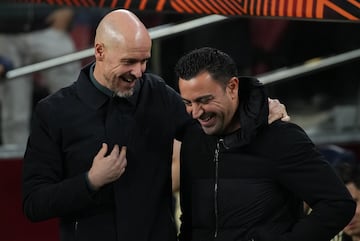 Erik ten Hag y Xavi Hernández, extécnicos de Manchester United y FC Barcelona, se saludan antes de un partido de Europa League.