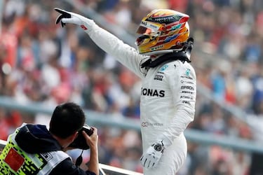 Chinese GP: Hamilton takes pole ahead of Vettel, Alonso 13th
