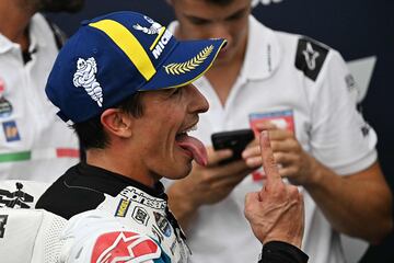 Marc M¨¢rquez celebra con su equipo la victoria en el GP de San Marino.