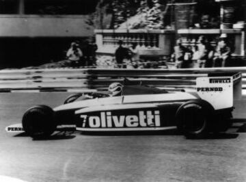 Nelson Piquet, expiloto de automovilismo de velocidad brasileño. Es uno de los pilotos más exitosos en la historia de la Fórmula 1, al haber obtenido tres campeonatos en 1981, 1983 y 1987, finalizado segundo en 1980 y tercero en 1986 y 1990. El piloto logró 23 victorias, 60 podios y 24 pole positions en dicho certamen, habiendo competido para los equipos Brabham, Williams, Lotus y Benetton.