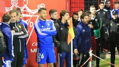 Los jugadores del Zaragoza y el Mirand&eacute;s esperando la decisi&oacute;n del &aacute;rbitro, que suspendi&oacute; el partido por la lluvia.