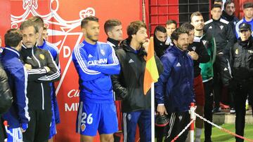 Los jugadores del Zaragoza y el Mirandés esperando la decisión del árbitro, que suspendió el partido por la lluvia.