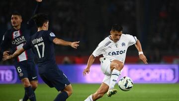 Paris Saint-Germain's Portuguese midfielder Vitinha (L) fights for the ball with Marseille's Chilean forward Alexis Sanchez during the French L1 football match between Paris Saint-Germain (PSG) and Olympique de Marseille (OM) at the Parc des Princes Stadium in Paris, on October 16, 2022. (Photo by FRANCK FIFE / AFP) (Photo by FRANCK FIFE/AFP via Getty Images)