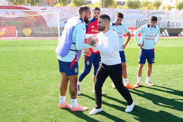 Topuria saluda al delantero Borja Iglesias.