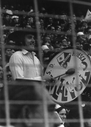 Todos tenemos en nuestra memoria un seguidor infatigable. Desde 1979 acompaña a la Selección Española de fútbol por todo el mundo con su camiseta de la selección, su enorme boina y su característico bombo.