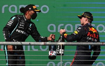 Verstappen celebra su victoria en el podio con Hamilton.