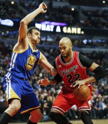 Taj Gibson y Andrew Bogut.