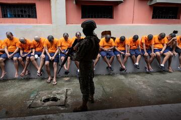 Un soldado ecuatoriano vigila a los reclusos en la Penitenciara del Litoral, la prisin ms grande del pas, durante una visita de la prensa el 9 de febrero en las afueras de Guayaquil, Ecuador. Desde que el presidente de Ecuador, Daniel Noboa, declar el estado de "conflicto armado interno" para luchar contra la creciente violencia de las pandillas, miles de personas han sido arrestadas en todo el pas, muchas de ellas enviadas a Litoral.