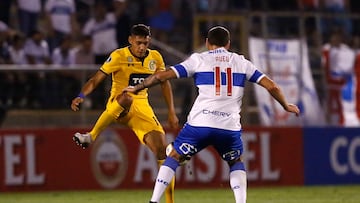 El jugador de Universidad Catolica Luciano Aued disputa el balón con Matías Palavecino de Rosario Central durante el partido de Copa Libertadores.