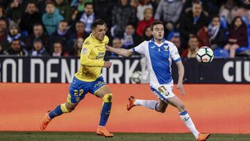 Javi Eraso, jugador del Leganés, Ximo Navarro, de Las Palmas, durante un partido de LaLiga.