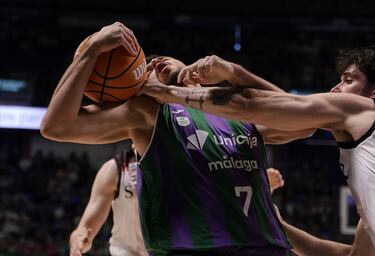 El Unicaja somete al Bilbao con un Tillie desatado
