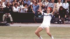 John McEnroe celebra el Wimbledon de 1981 tras vencer en la final de Wimbledon a su rival el sueco Bjorn Borg. Dicho partido es considerado como uno de los mejores duelos de la historia del tenis. El encuentro acabó 6-4, 6-7, 6-7 y 4-6 a favor del tenista