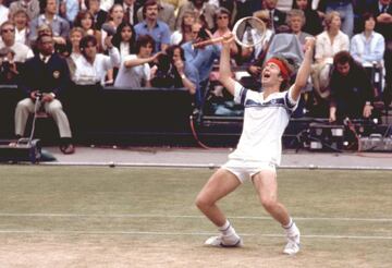 John McEnroe celebra el Wimbledon de 1981 tras vencer en la final de Wimbledon a su rival el sueco Bjorn Borg. Dicho partido es considerado como uno de los mejores duelos de la historia del tenis. El encuentro acabó 6-4, 6-7, 6-7 y 4-6 a favor del tenista