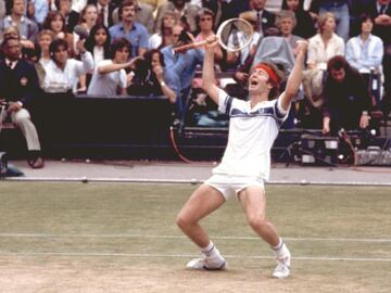 John McEnroe celebra el Wimbledon de 1981 tras vencer en la final de Wimbledon a su rival el sueco Bjorn Borg. Dicho partido es considerado como uno de los mejores duelos de la historia del tenis. El encuentro acabó 6-4, 6-7, 6-7 y 4-6 a favor del tenista
