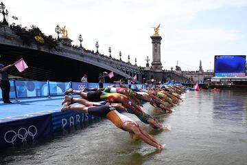 La entrada en el agua frente al puente Alejandro III.