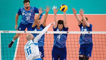 Los jugadores de la selecci&oacute;n masculina de voleibol intentan taponar un remate durante su partido en el Eurovolley de 2019.