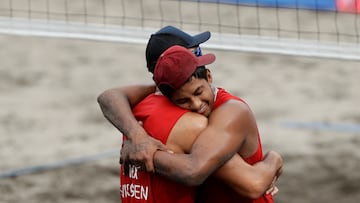 AMDEP5191. SAN SALVADOR (EL SALVADOR), 27/06/2023.- Miguel Saravia (d) y Juan Virgen de México celebran ante Jefferson Cascante y Ruben Mora de Nicaragua hoy, en un juego por la medalla de oro en voleibol playa en durante los Juegos Centroamericanos y del Caribe en San Salvador (El Salvador). EFE/ Rodrigo Sura