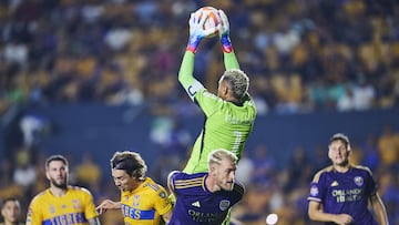 Pedro Gallese retiene un balón en el partido Tigres vs Orlando City.