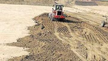 <b>TRABAJO. </b>Las máquinas ya han adecuado el terreno en el que se va a levantar el nuevo estadio perico.