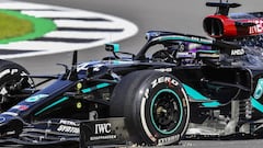 44 HAMILTON Lewis (gbr), Mercedes AMG F1 GP W11 Hybrid EQ Power+, action with a tyre, pneu, puncture during the Formula 1 Pirelli British Grand Prix 2020, from July 31 to August 02, 2020 on the Silverstone Circuit, in Silverstone, United Kingdom - Photo D