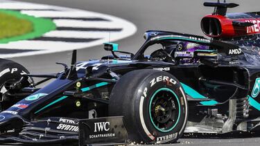 44 HAMILTON Lewis (gbr), Mercedes AMG F1 GP W11 Hybrid EQ Power+, action with a tyre, pneu, puncture during the Formula 1 Pirelli British Grand Prix 2020, from July 31 to August 02, 2020 on the Silverstone Circuit, in Silverstone, United Kingdom - Photo D