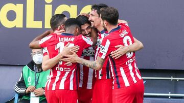 Los jugadores del Atlético celebran un gol al Cádiz.