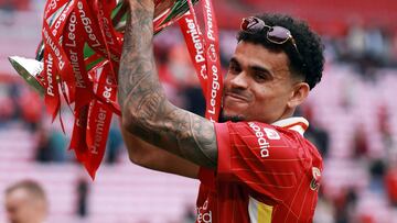 Soccer Football - Premier League - Liverpool v Crystal Palace - Anfield, Liverpool, Britain - May 25, 2025 Liverpool's Luis Diaz celebrates with the trophy after winning the Premier League REUTERS/Phil Noble EDITORIAL USE ONLY. NO USE WITH UNAUTHORIZED AUDIO, VIDEO, DATA, FIXTURE LISTS, CLUB/LEAGUE LOGOS OR 'LIVE' SERVICES. ONLINE IN-MATCH USE LIMITED TO 120 IMAGES, NO VIDEO EMULATION. NO USE IN BETTING, GAMES OR SINGLE CLUB/LEAGUE/PLAYER PUBLICATIONS. PLEASE CONTACT YOUR ACCOUNT REPRESENTATIVE FOR FURTHER DETAILS..