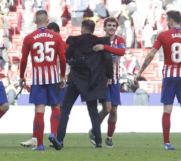 Diego Pablo Simeone felicita a Antoine Griezmann en el terreno de juego tras la conclusión del encuentro.