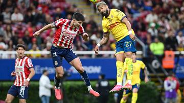 Rodrigo Aguirre (L) of America fights for the ball with Miguel Tapias (R) of Guadalajara during the 11th round match between Guadalajara and America as part of the Liga BBVA MX, Torneo Clausura 2025 at Akron Stadium, on March 08, 2025 in Guadalajara, Jalisco, Mexico.