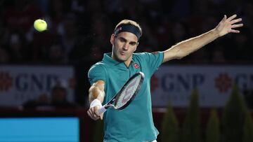 Roger Federer devuelve una bola ante Alexander Zverev durante un partido de exhibición en la Plaza de Toros Monumental de Ciudad de México.