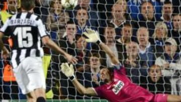 <b>EL PRIMERO. </b>Oscar supera así a Buffon en el primero del Chelsea.