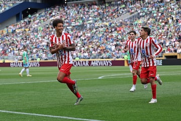 0-2. Axel Witsel celebra el segundo gol.