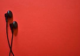 Icónicos e intraurales: así son los auriculares con cable de Sony que cuestan menos de 6 euros