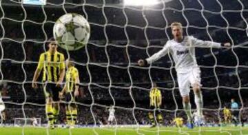 GRA367. MADRID (ESPA&Ntilde;A) 06/11/2012.- El defensa del Real Madrid Sergio Ramos celebra el segundo gol del equipo madridista durante el encuentro, correspondiente a la cuarta jornada de la fase de grupos de la Liga de Campeones, que el equipo blanco disputa esta noche frente al Borussia Dormunt en el estadio Santiago Bernab&eacute;u, en Madrid. EFE/ Juanjo Martin.