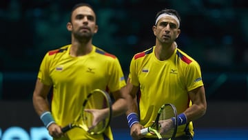 Robert Farah y Juan Sebati&aacute;n Cabal derrotaron a Fabio Fognini y Jannick Sinner con parciales de 6-2, 5-7 y 7-6 en el tercer partido de la serie ante Italia.