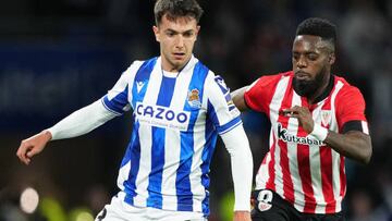 SAN SEBASTIAN, SPAIN - JANUARY 14: Martin Zubimendi of Real Sociedad runs with the ball whilst under pressure from Inaki Williams of Athletic Club during the LaLiga Santander match between Real Sociedad and Athletic Club at Reale Arena on January 14, 2023 in San Sebastian, Spain. (Photo by Juan Manuel Serrano Arce/Getty Images)