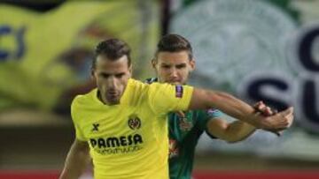 Roberto Soldado intenta controlar un bal&oacute;n durante el partido de Europa League ante el Rapid de Viena.