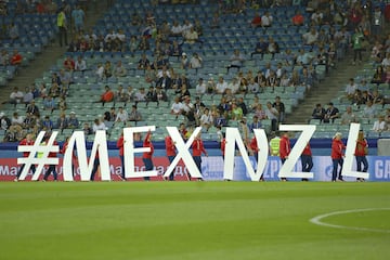 Comenzamos las categorías negativas con los aficionados mexicanos que sacaron del estadio en Xochi, por gritarle “eeeehhh pu…” al arquero rival, durante el juego por la Copa Confederaciones entre México y Nueva Zelanda. Y de paso al seguidor Tuzo que echaron del Estadio Hidalgo por gritarle lo mismo, con terminación en “A” a la portera del América, en un juego entre Pachuca y las Águilas de la nueva Liga Femenil MX.