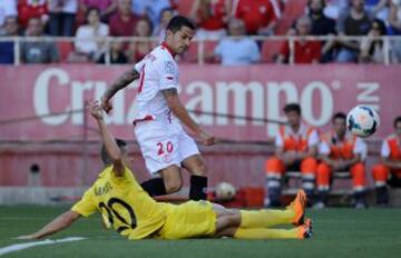 Gabriel Paulista jugador del villarreal y Vitolo del Sevilla durante el partido correspondiente a la trigésimo sexta jornada de Liga.