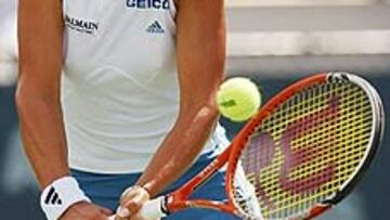 <b>ELIMINADA. </b>Marta Marrero devolviendo una pelota a Anastasia Myskina.