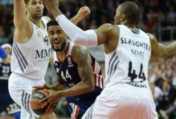 Marcus Slaughter en plena acción defensiva junto a Reyes contra el Bayern, una de sus especialidades.