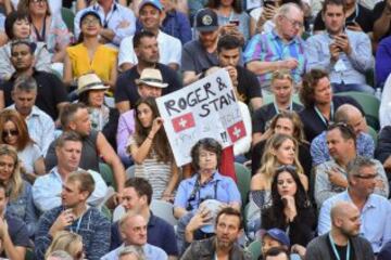 Una seguidora porta una pancarta apoyando a los suizos (Federer y Wawrinka) que jugaron la semifinal del Open de Australia.