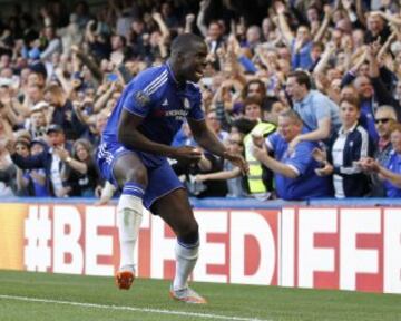 Kurt Zouma celebra el gol que le anotó a Arsenal de cabeza.
