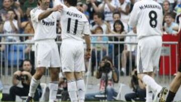 Figo, Alfonso y Mc Manaman, celebrando un gol en el Bernabéu.
