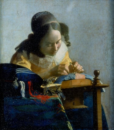 Del artista holandés Johannes Vermeer (también conocido como Jan van Delft), es una de las joyas de la colección de pintura flamenca y holandesa del Louvre. Representa una escena de una joven mujer concentrada en su trabajo de encaje.