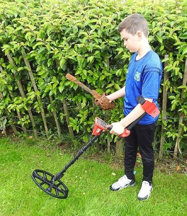 Un niño encuentra una espada de hace 300 años con un detector de metales