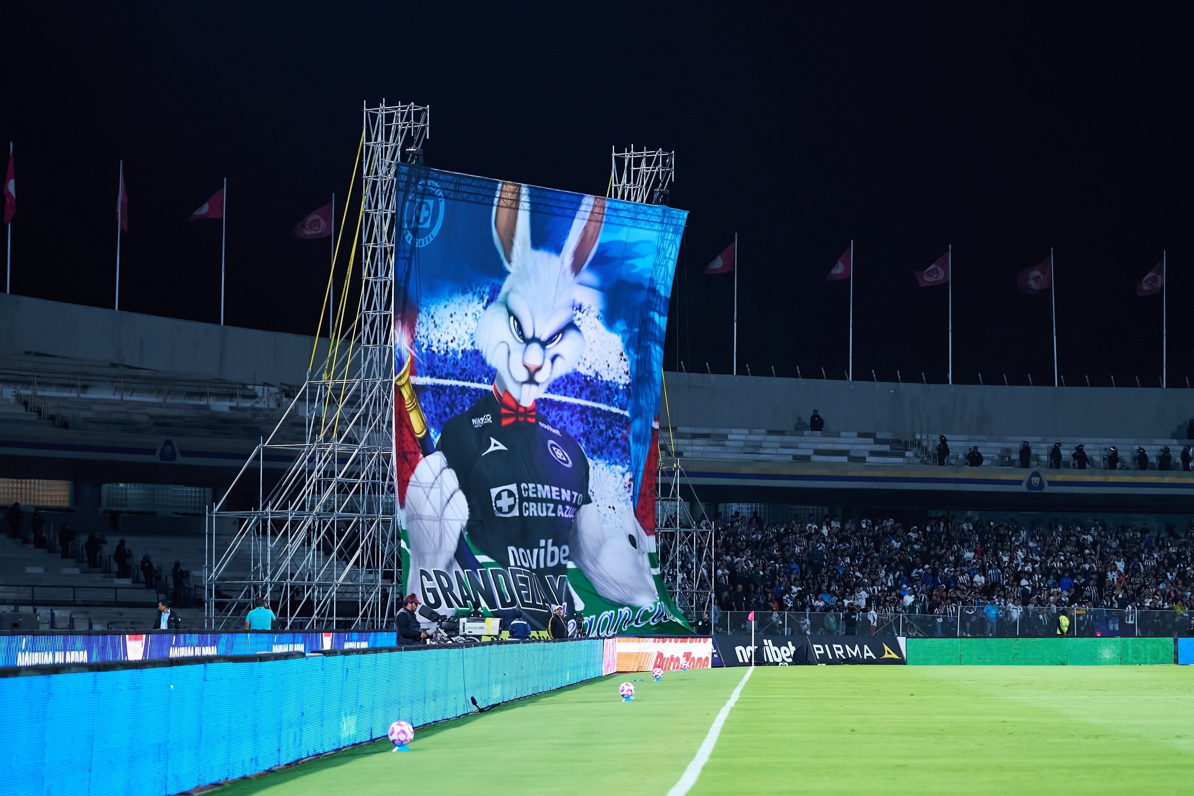 Cruz Azul se aleja de su fortaleza