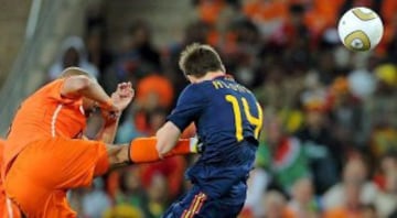 En la imagen, se ve al jugador holandés clavando los taches de su guayo en el pecho de Xabi Alonso durante el partido de la final de Sudáfrica 2010. De Jong fue considerado el jugador más sucio y provocador de aquel Mundial.