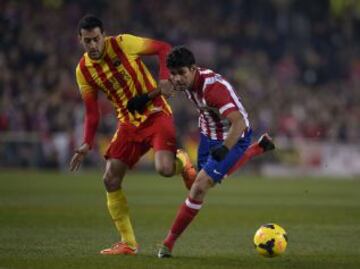 Diego Costa lucha con Busquets.